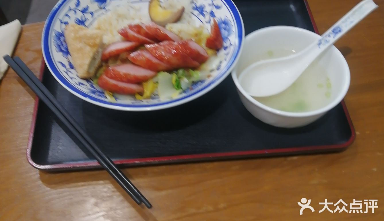 臭豆腐跟平时吃的黑色臭豆腐不一样,要配泡菜和蒜蓉汁