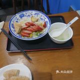 臭豆腐跟平时吃的黑色臭豆腐不一样,要配泡菜和蒜蓉汁