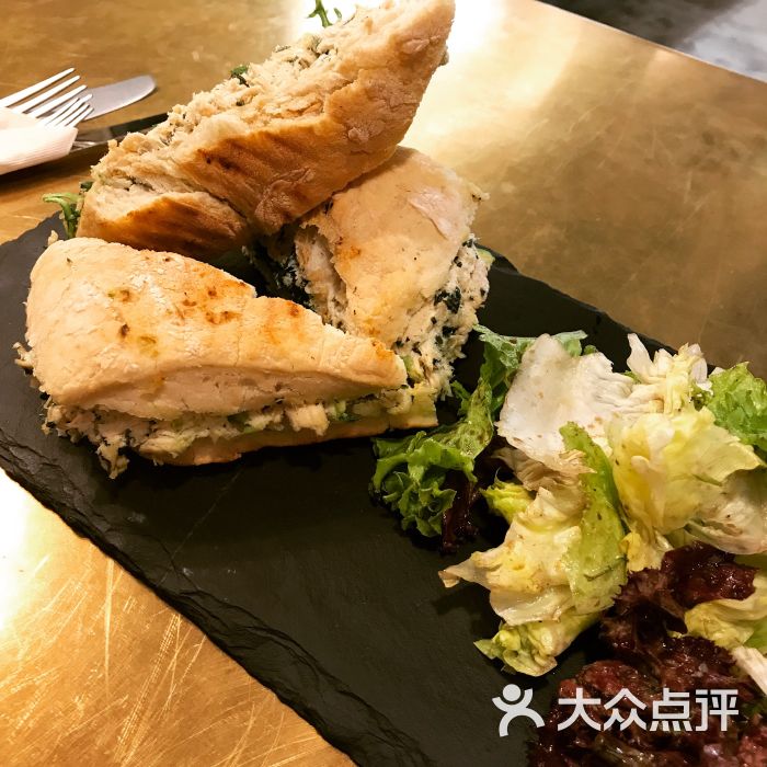 牛油果鸡肉帕尼尼