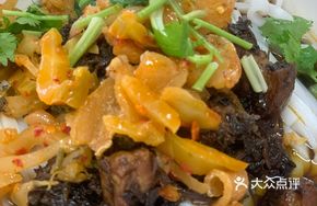 Sour Cabbage Steamed Pork with Flat Noodles