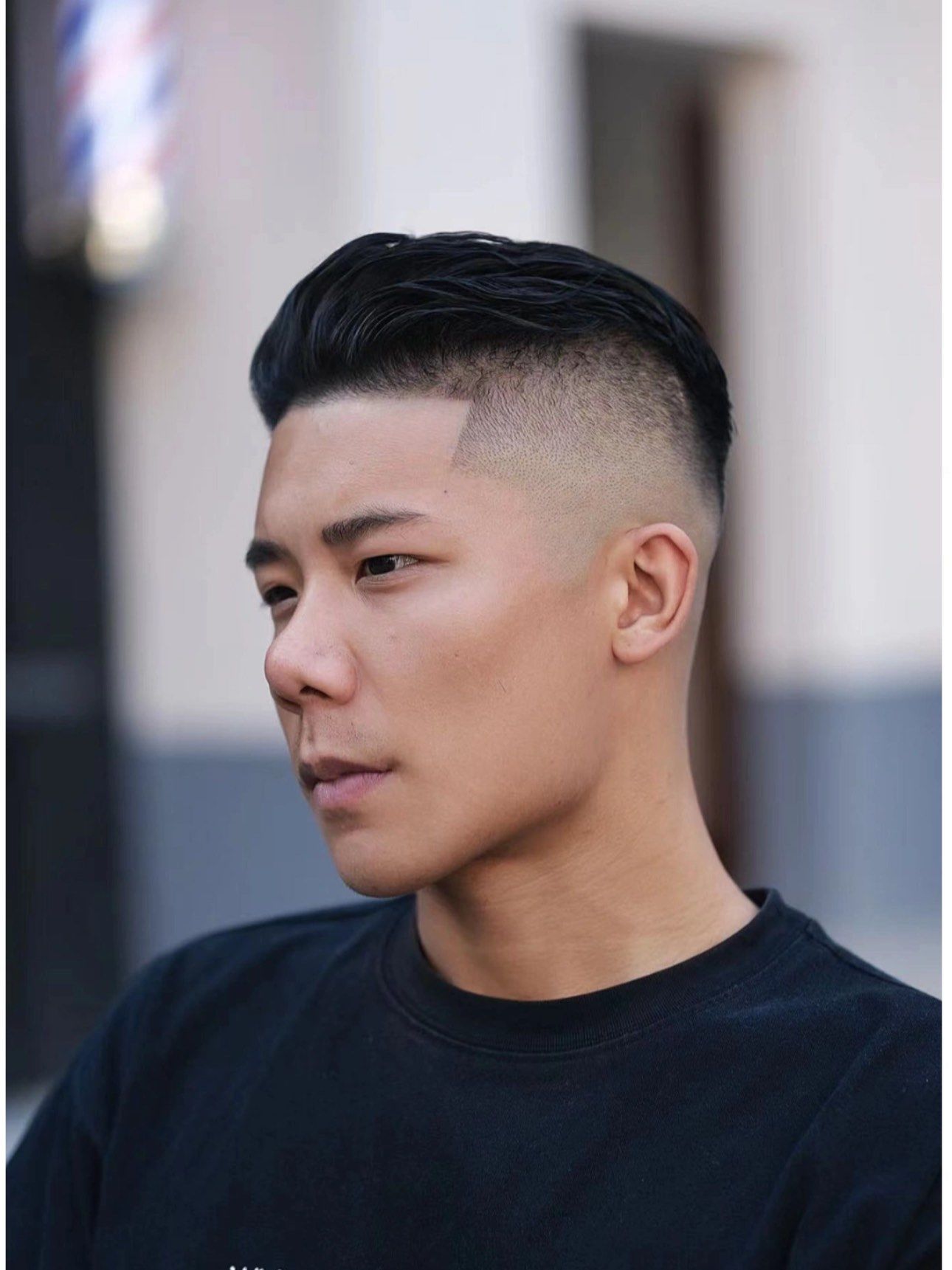 男士背头是一种非常经典的发型,它可以让男性看起来更加自信,成熟和有