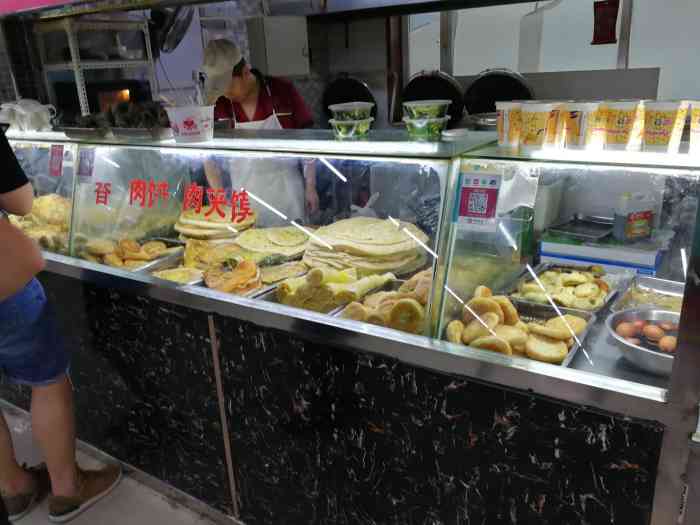 主食厨房-"这家主食厨房就在超市里,前面是柜台,后面.