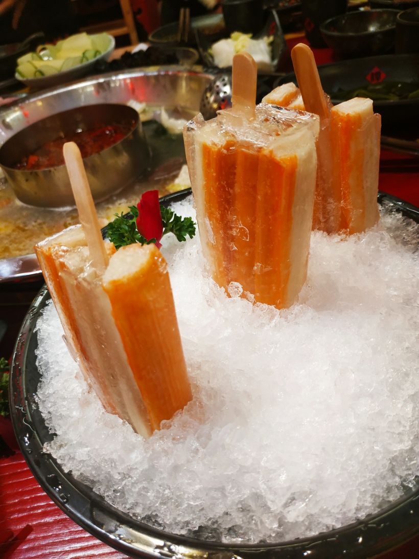 非常有创意的一道菜,把一份一份的蟹柳做成了冰糕的形状,摆盘上桌,煮