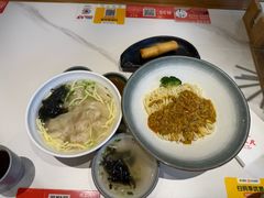 鲜肉小馄饨-馋三尺蟹粉小笼(人民广场店)
