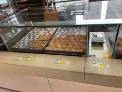 面包甜点陈列柜-淀山湖服务区餐厅