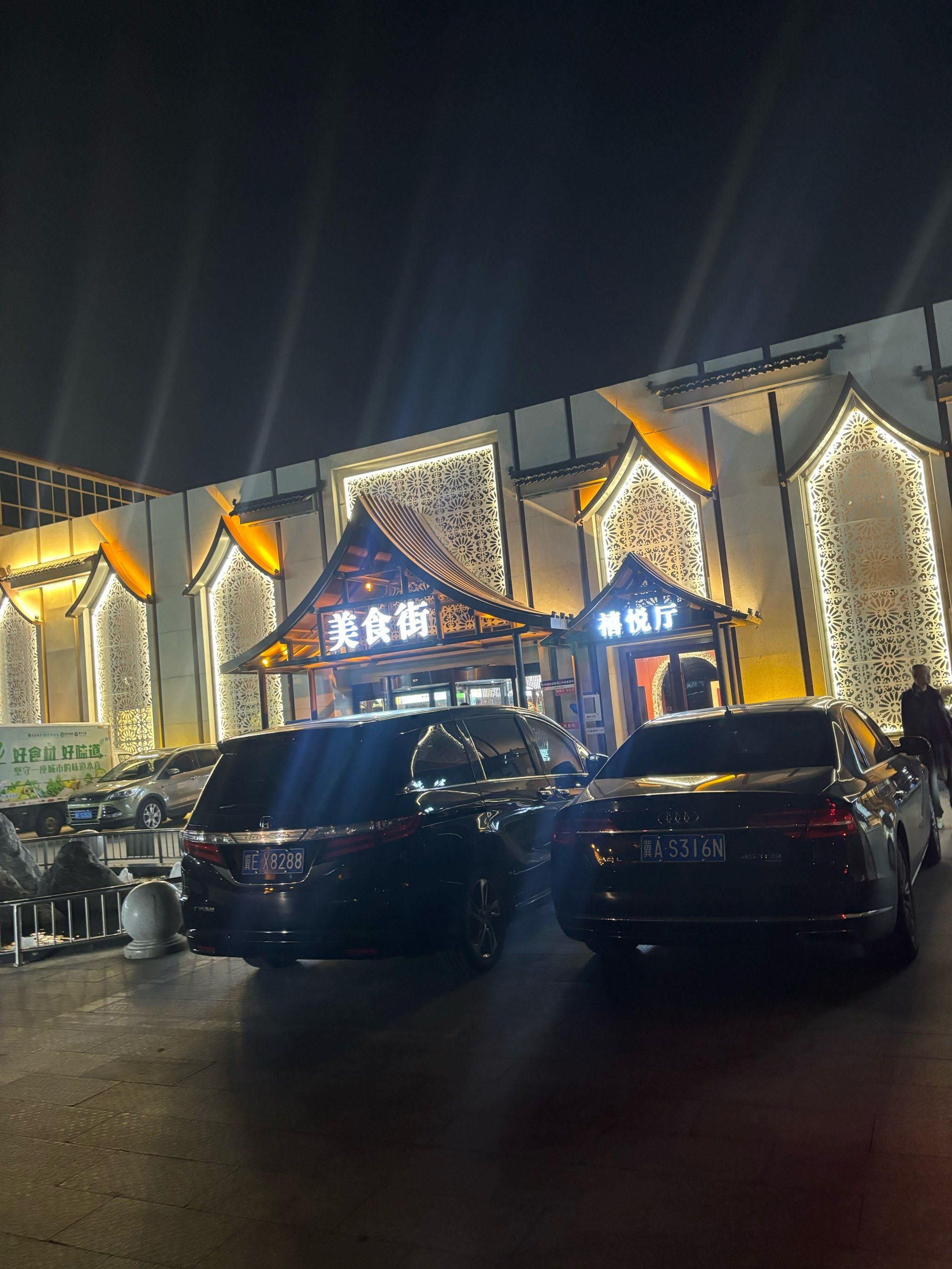 环境优美干净,服务态度很好,菜品丰富很好