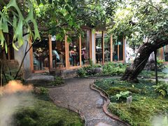 -Chom Cafe and Restaurant