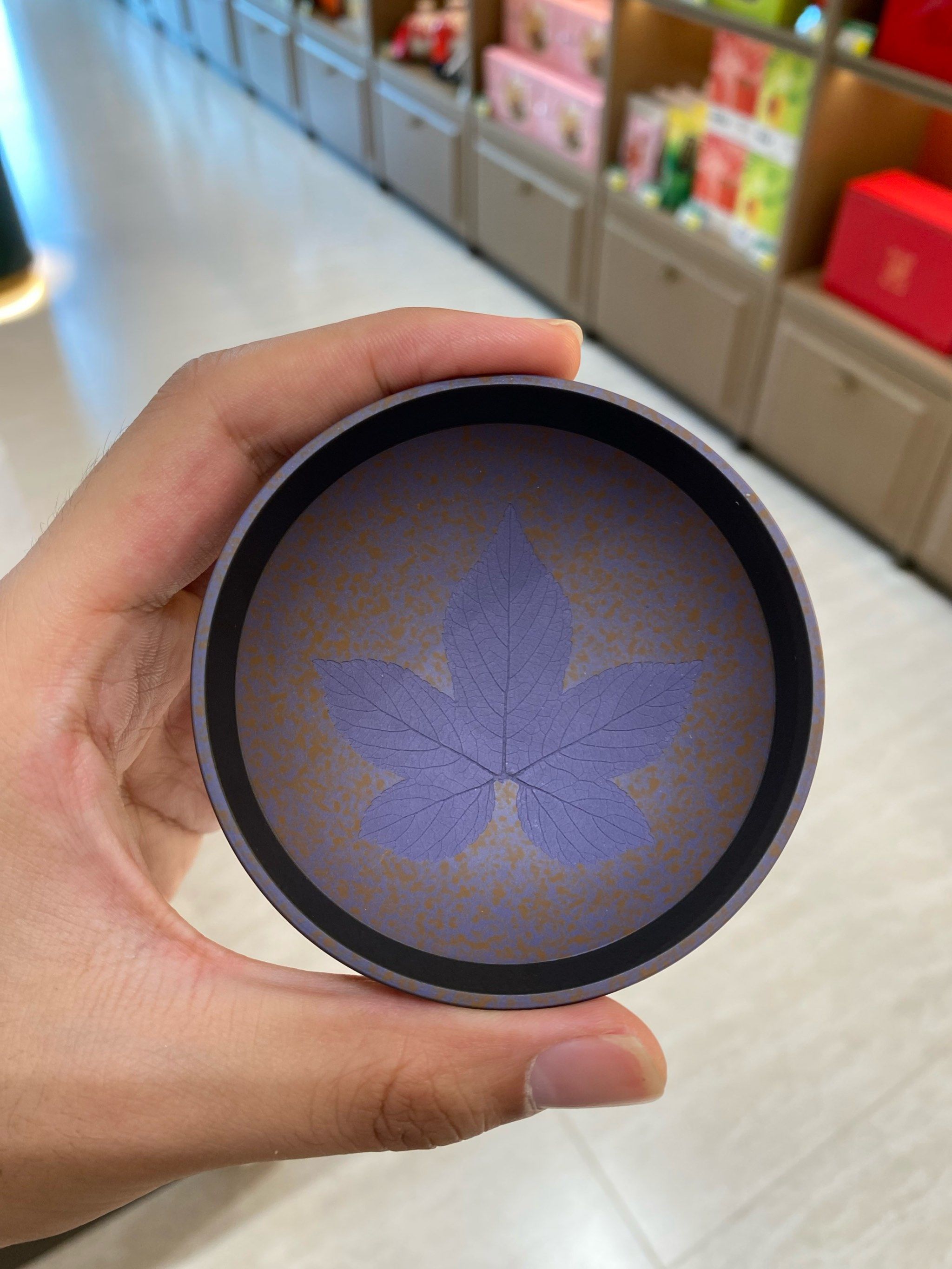 枫叶杯🍁
是以真正的叶子拓印至茶杯的杯面上