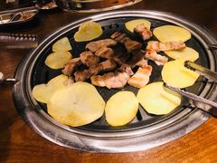 厚切猪肉-·缸桶屋·韩式牛肋条自助烤肉(西湖D11店)