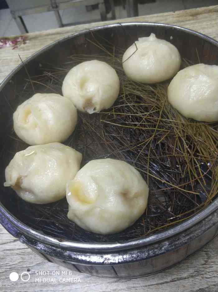 松针小笼包-"这家店在上班必经之路,经常早饭就在这里解.
