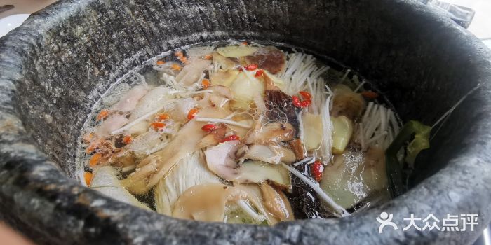 墨脱石锅椰子鸡•糟粕醋•东山羊(大东海店)墨脱石锅椰子鸡图片