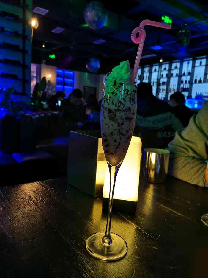 nasa livehouse-"绵阳的朋友带我去的.周日去的人不是那么多.