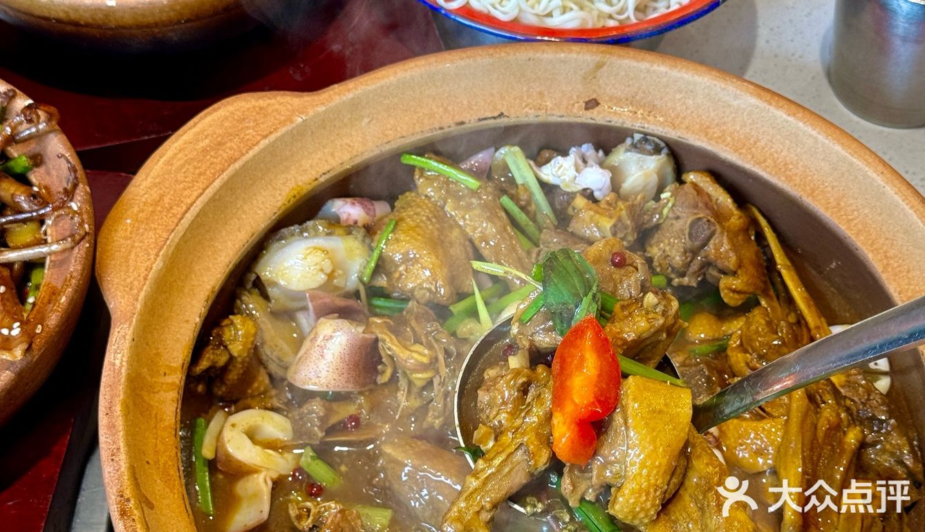 万宁这家……座无虚席！！还是这种烟火气小店🔥