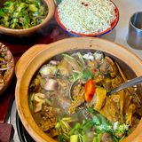 万宁这家……座无虚席！！还是这种烟火气小店🔥