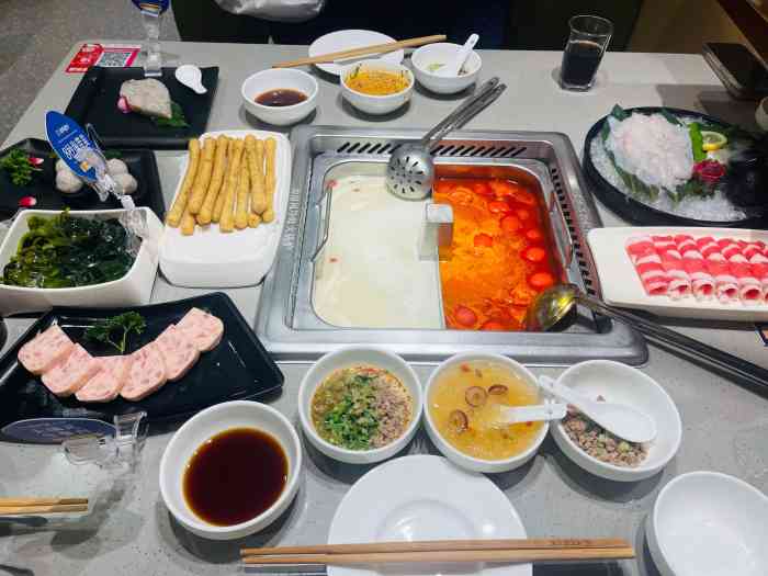 海底捞火锅(弘阳广场店)-"[薄荷]环境:打卡海底捞才发现没有感受.