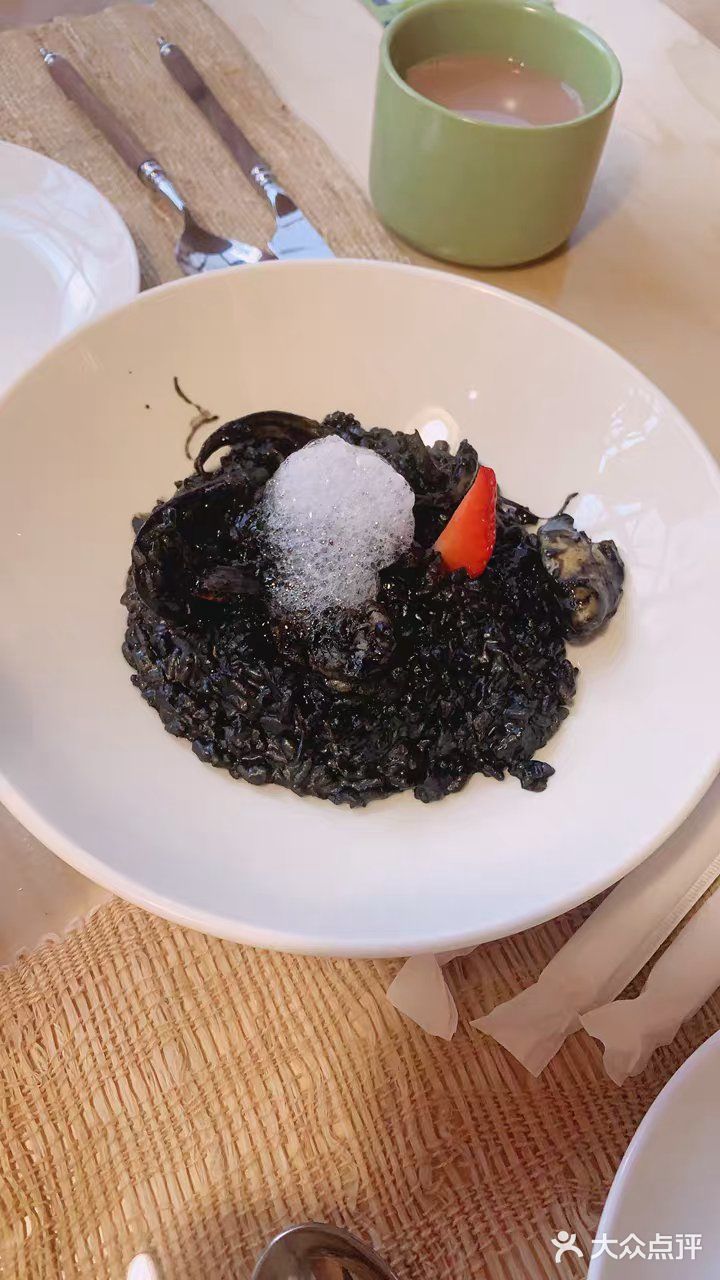 进入餐厅会有免费的奶茶可续杯,加入可可的奶茶很香醇