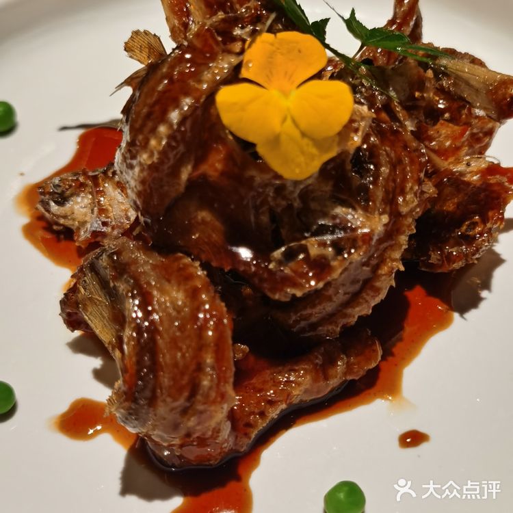 第一次来总体感觉可以！菜品摆盘还算精致，辣酒浸花螺感