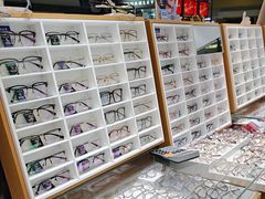 -美式眼镜·授权蔡司.依视路.尼康.豪雅.明月(人民广场店)