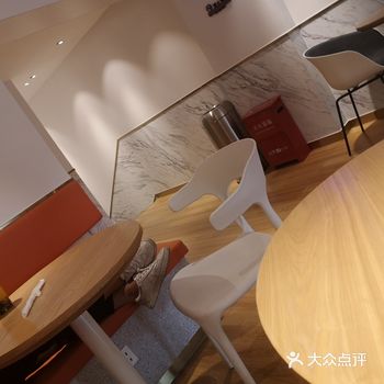 算下来很划算，我们几个人就来这边喝奶茶了，味道还不错