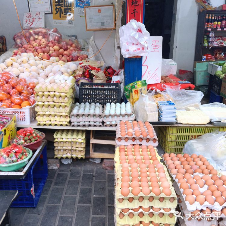 后宰门马路旁的门面店，蔬菜、水果、蛋、奶、豆制品应有