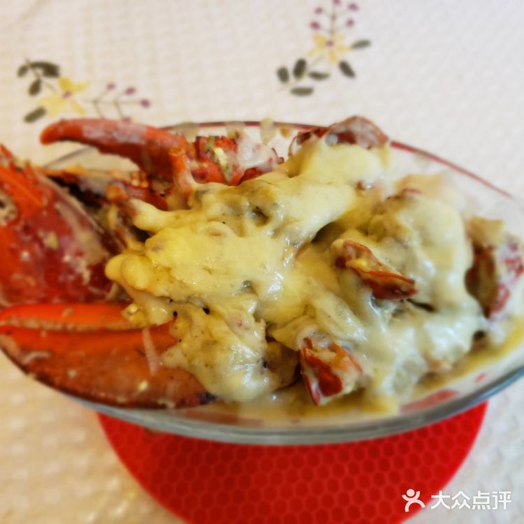 摆盘，然后在龙虾上放上马苏里拉奶酪