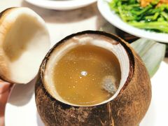 原汁椰子炖乌鸡-汤城小厨•粤菜•靓汤(西直门凯德MALL店)