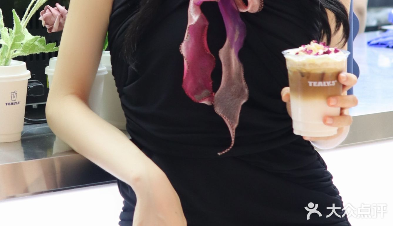 把浪漫装进杯子里☕️广州也有鲜花咖啡啦 