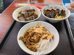 -松树干拌面店