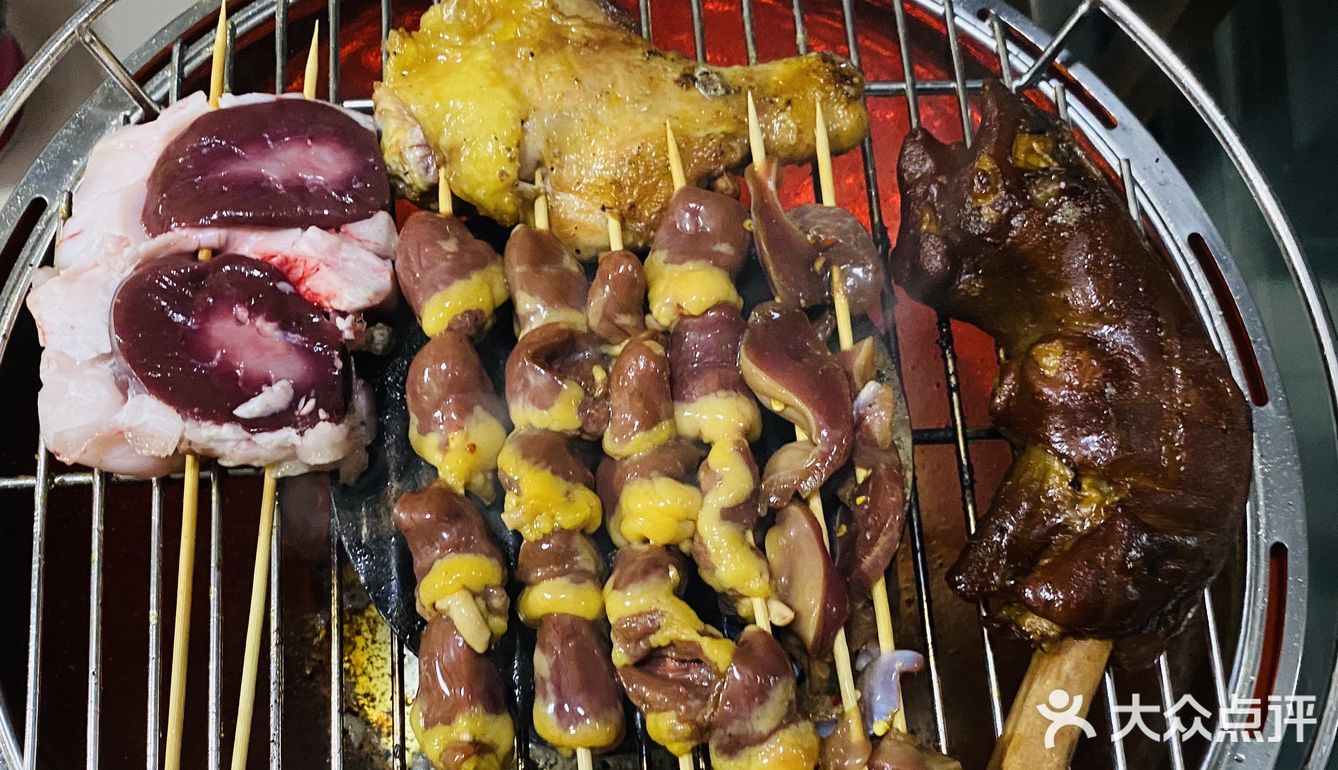 去烧烤店买了点羊肉串，大腰子，羊排，花了300多块钱…