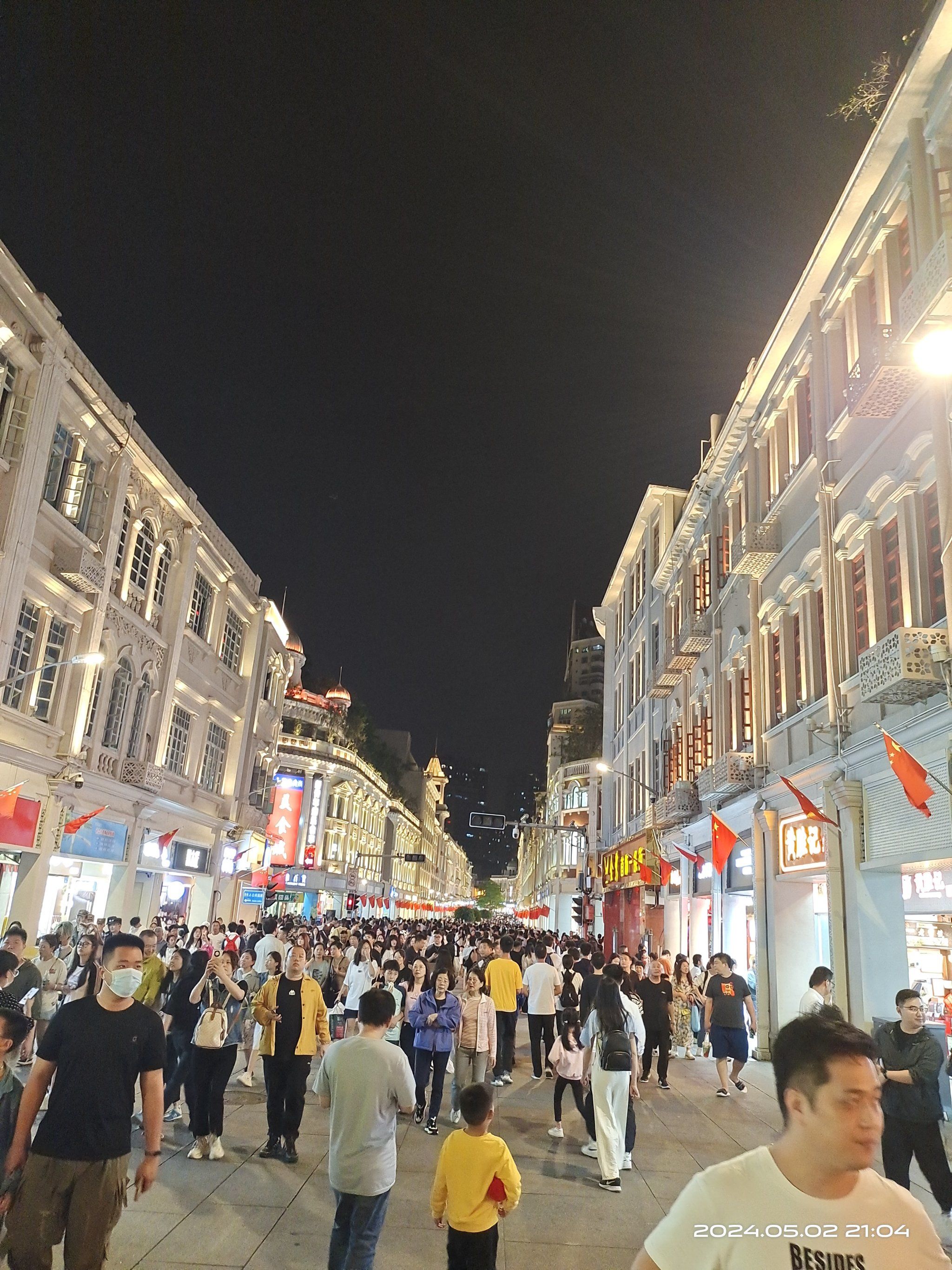 中山步行街挺热闹的,夏天去植物园不错的选择