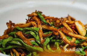 Braised Shiitake and Green Beans in Clay Pot