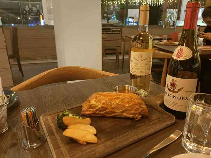 伯顿西餐厅(长安国际店)-"停车位超多～晚一点来就没有位置了服务员.