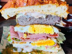 双蛋指椒牛肉汉堡-魏斯理汉堡(西安沣东吾悦店)