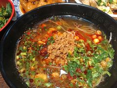 -爆炸头阿姨小四川正宗川味小吃(无任何分店)