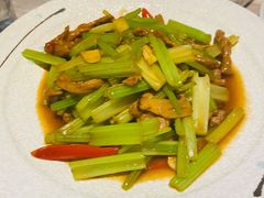 芹菜炒牛肉-雷泰泰台式胡椒虾(滨江金铂湾店)