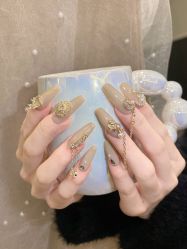 -花岐款式专研健康美甲沙龙