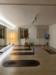 -闺蜜瑜伽·普拉提女性塑形馆