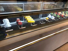 面包甜点陈列柜-朱迪小铺.半糖奶油蛋糕(海汇港店)
