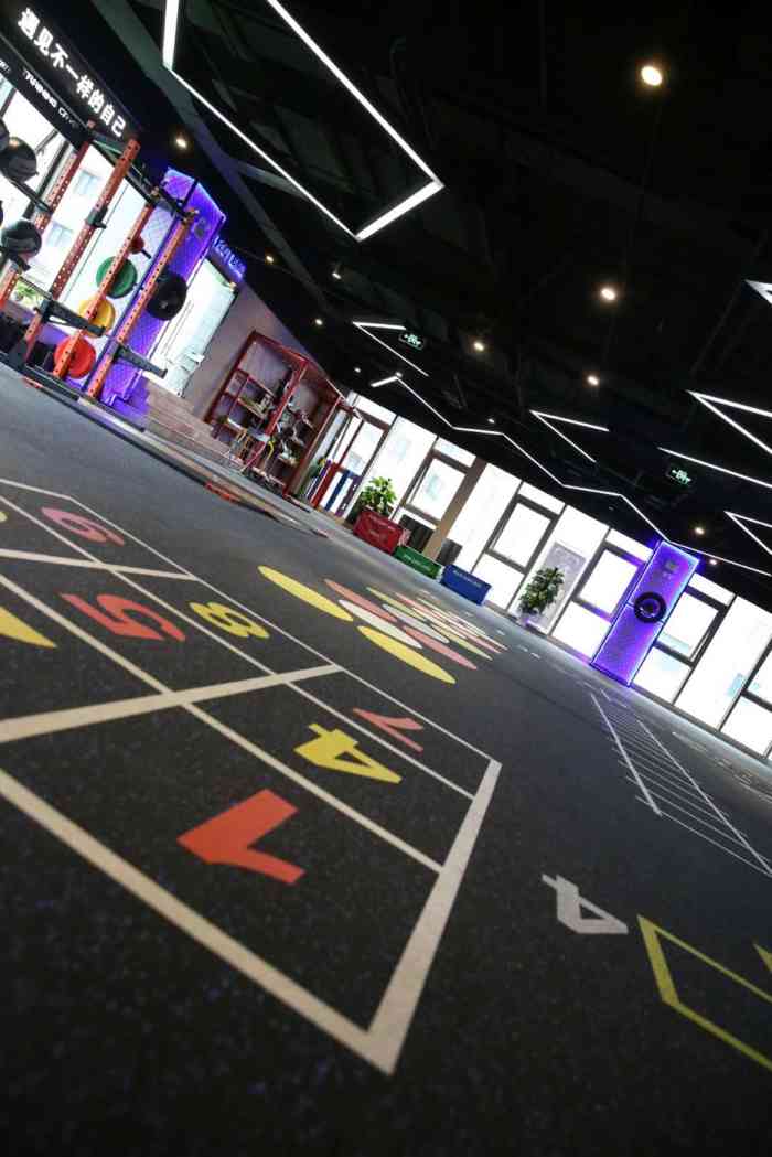 菲尼斯健身工作室-"团购了一节私教课,场地很爽比之前去的一家.