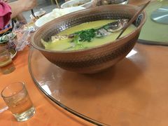 -亮河湾山庄