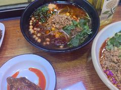 -爆炸头阿姨小四川正宗川味小吃(无任何分店)