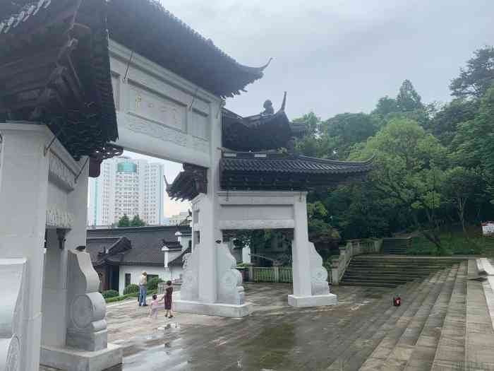 奉化中山公园-"奉化西面,依山而建,为了纪念国父中山先生.