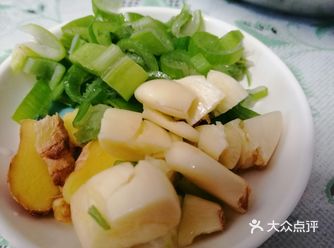 食材: 菜花,五花肉,葱,蒜,姜片,五香粉,油