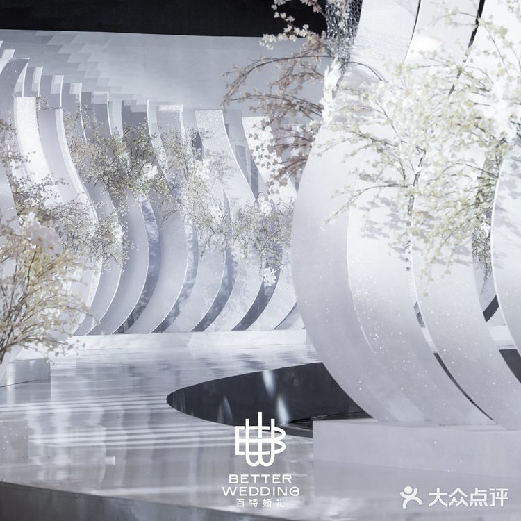 一场纯白色的圣洁婚礼，这样的设计感你还在担心长辈无法接受吗？