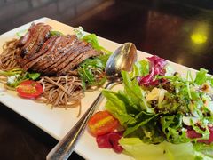 炙烤牛肉沙拉配荞麦面-blue frog蓝蛙(长泰广场店)