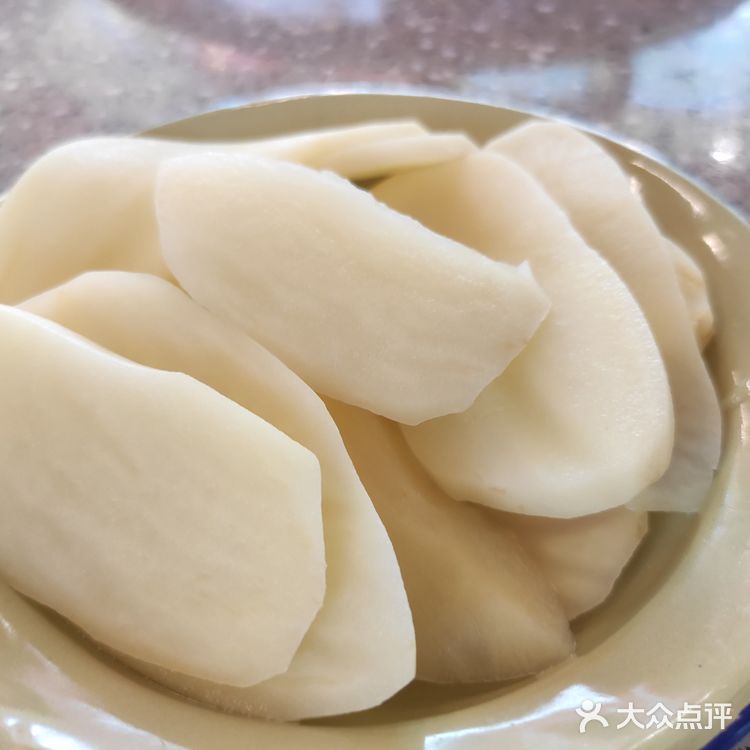 火锅的灵魂在于汤底，而这里的麻辣牛油火锅底料香气扑鼻