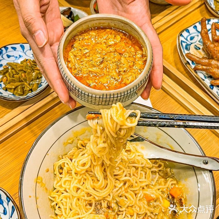 被誉为体育西排队王的蟹叁宝