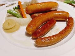 德国香肠拼盘配土豆泥和酸椰菜-LENBACH兰巴赫西餐啤酒坊(大连东港店)