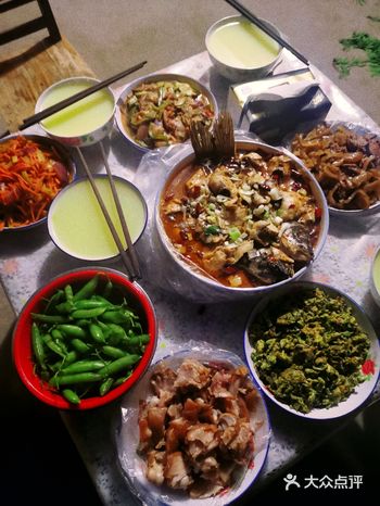 纯绿色无污染的槐花炒鸡蛋，水煮豌豆，全都是春天的味道