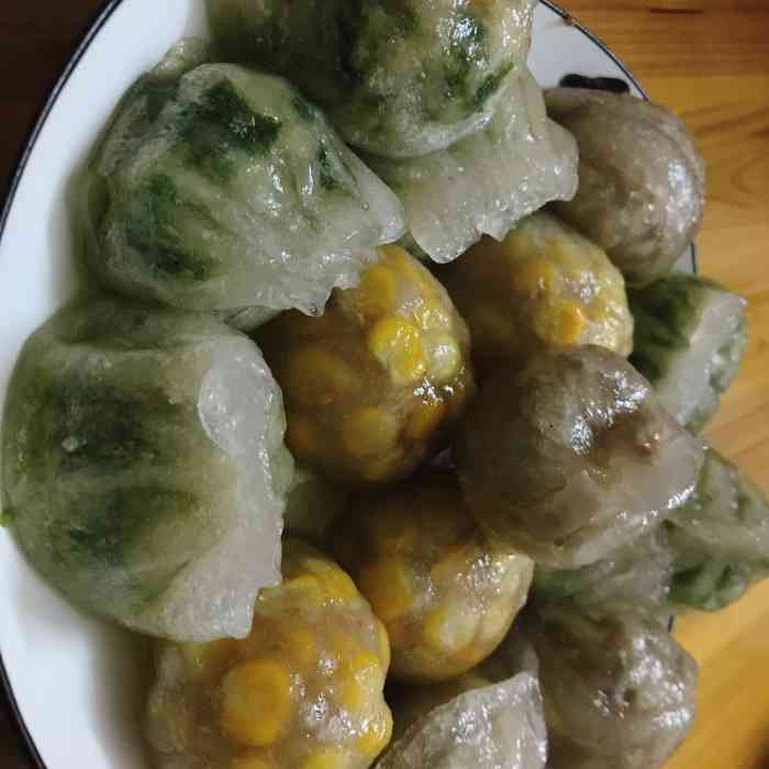 芫茜饺超好吃的,很爽口,一点也不腻,香芋饺好香,就是太干了,玉米饺很